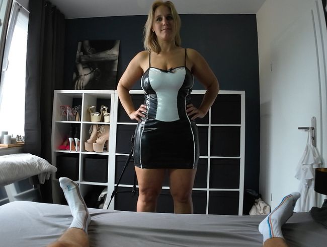 SandySonne: MILF in Latex/Gummikleid und HighHeels reitet